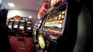 Antarmuka aplikasi mobile sloter88 menampilkan dealer langsung dan permainan slot di layar ponsel